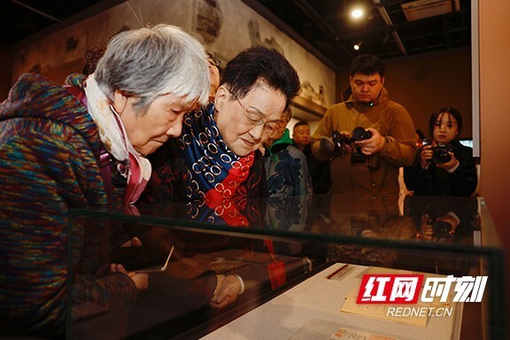 照片墙等表现手法还原的历史场景,生动地还原了"湘女"当年积极报名