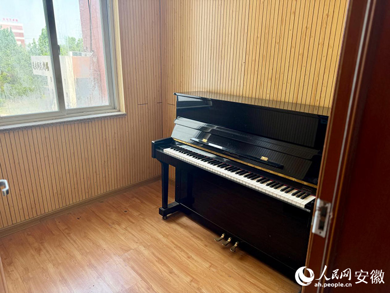 该校为学生配备了400间琴房.