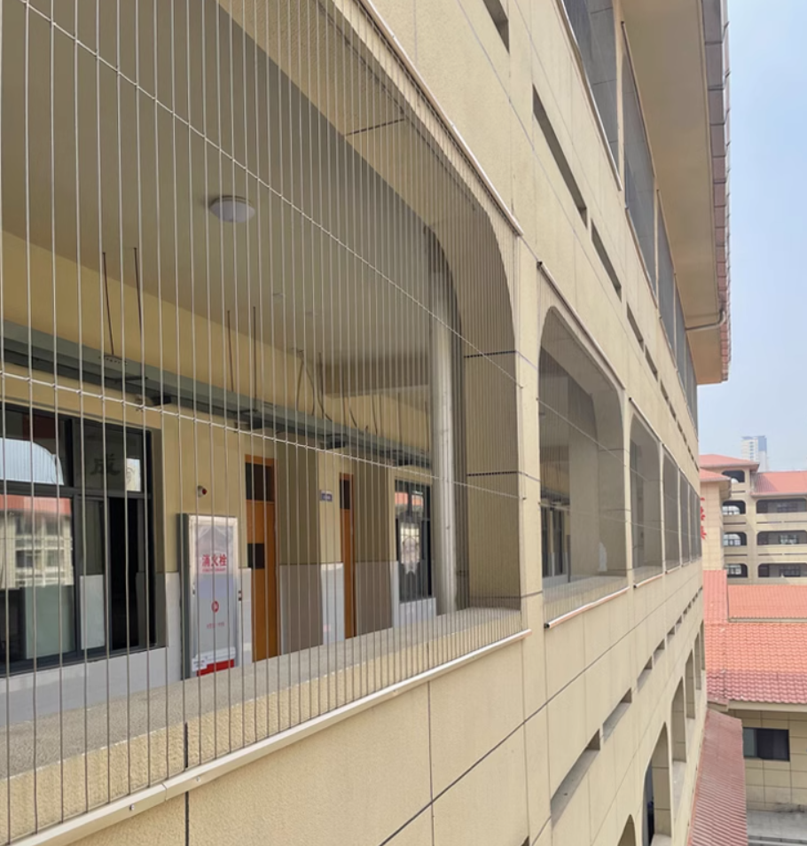 这些防盗网的作用自然不是防盗,而是防止学生跳楼