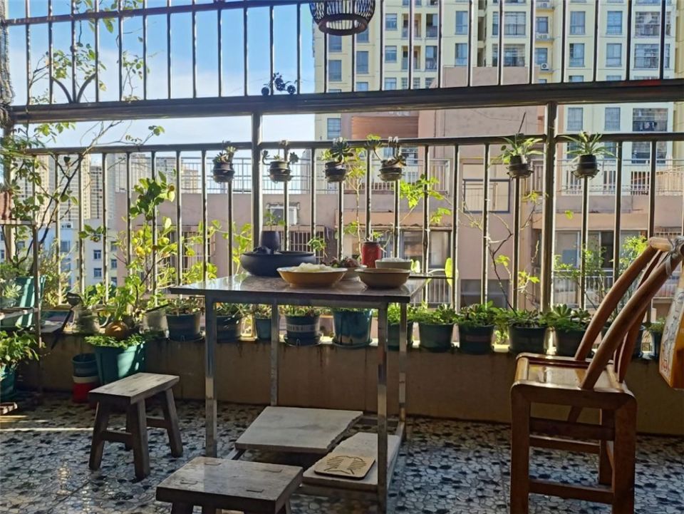 广西33岁大哥的阳台火了,半开放阳台保留"毛坯风",独处太惬意