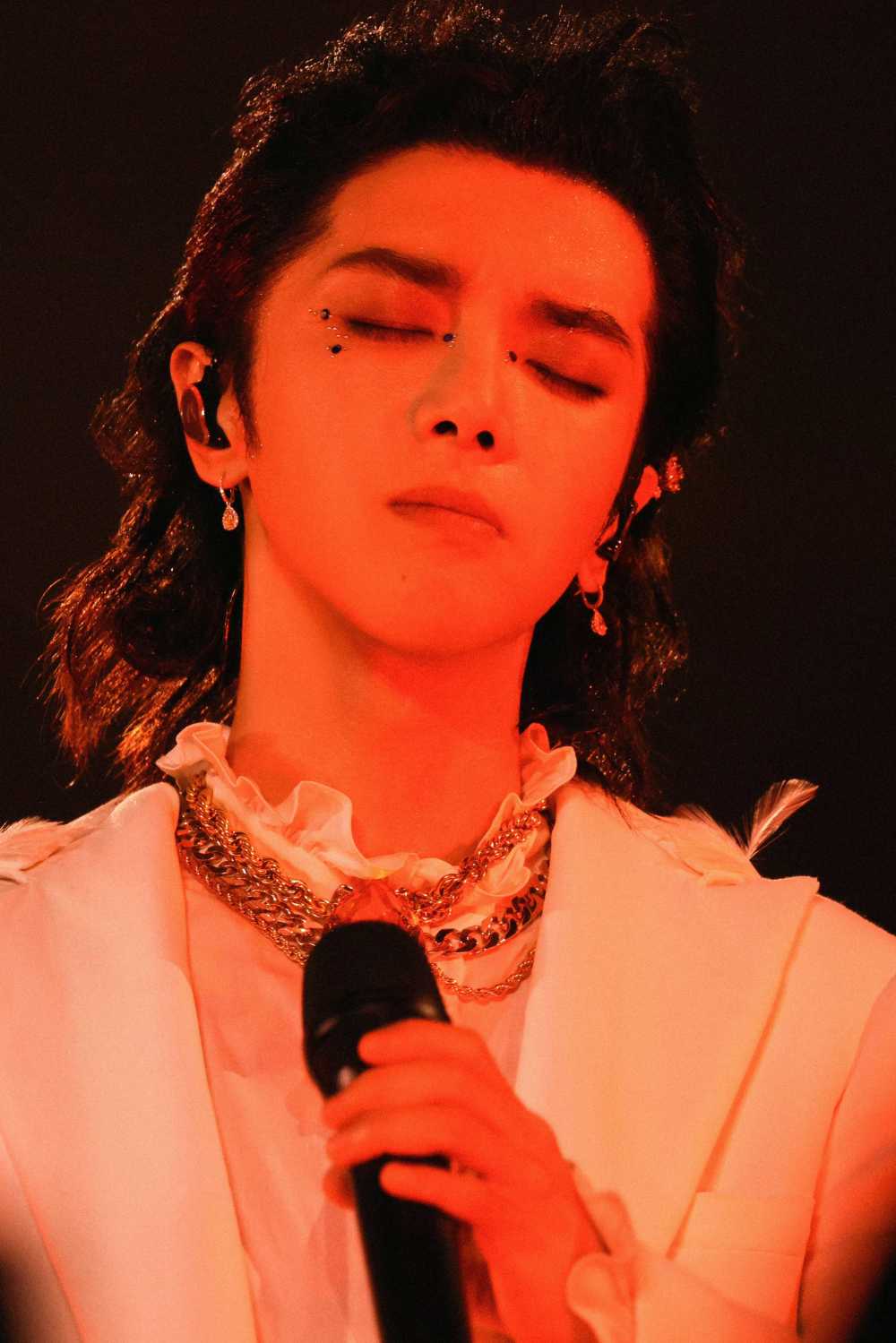 华晨宇疯人院演唱会live曝光切换视角感受华晨宇眼中绝美极光雨