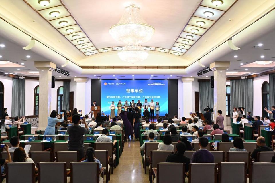 选举产生了第一届理事会,名单如下:理事长单位:中山大学侨联常务理事