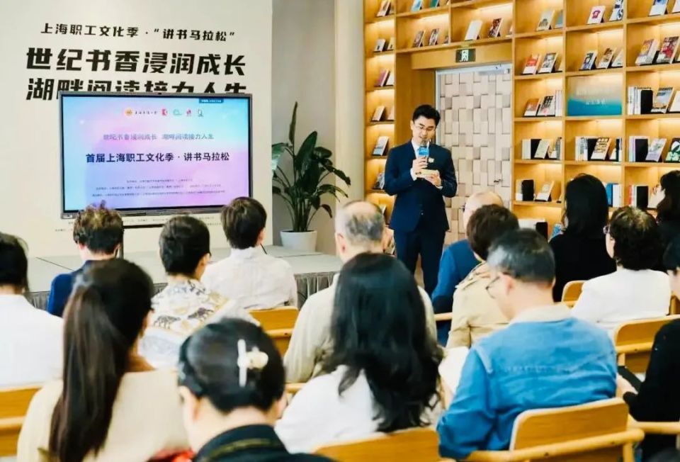 抬头看书,低头看湖|家门口的好去处