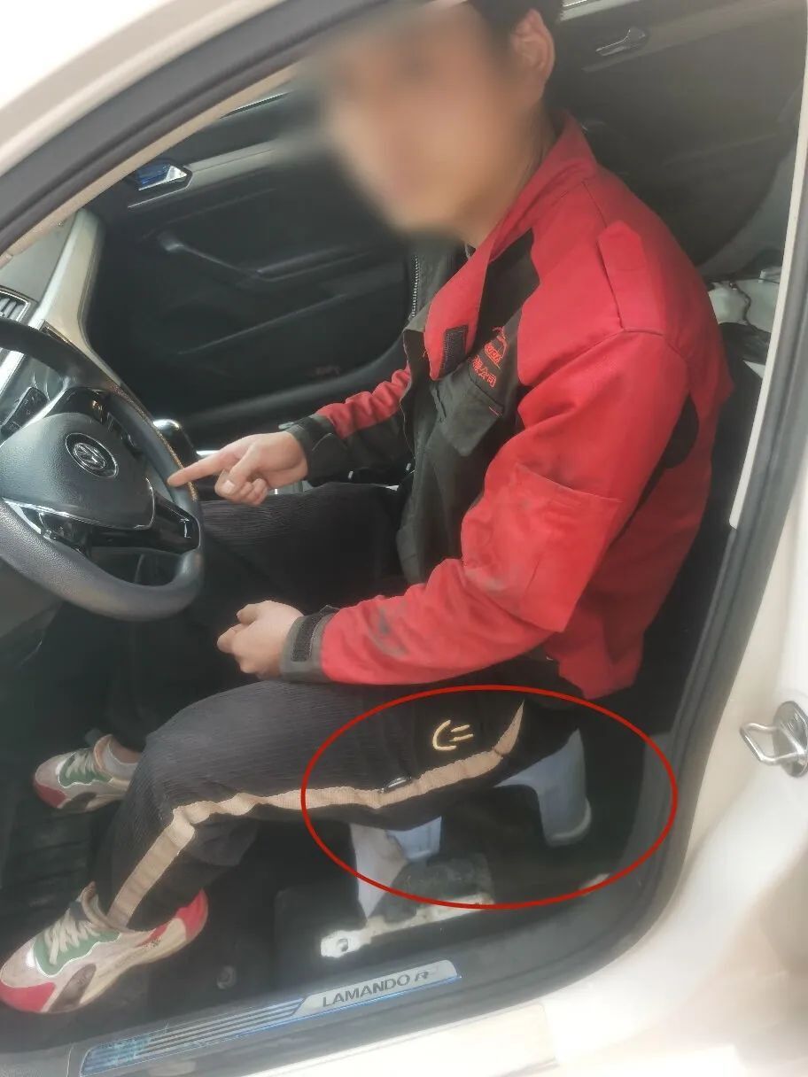 坐在前后排座椅被拆除驾驶室内未按要求系安全带该男子不仅民警发现嚯