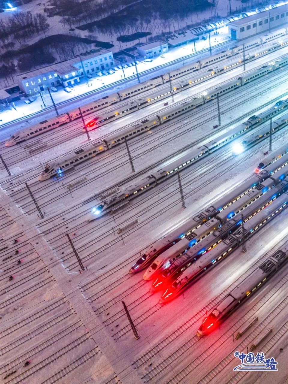 刷屏了!当复兴号遇上龙年初雪!