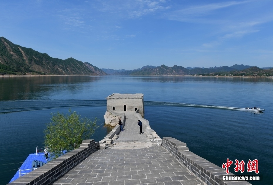 5月8日,河北省承德市宽城满族自治县境内潘家口水库的"水下长城",市民