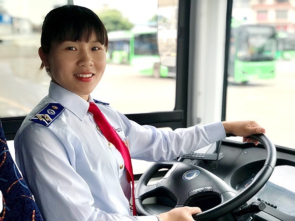 全国最美公交司机梁春燕手握方向盘安全行驶50余万公里