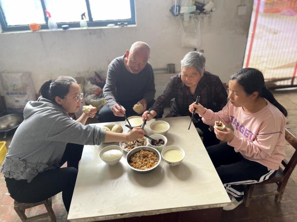 河南女儿回娘家,父母的早餐在朋友圈火了,网友:太寒酸,没眼看
