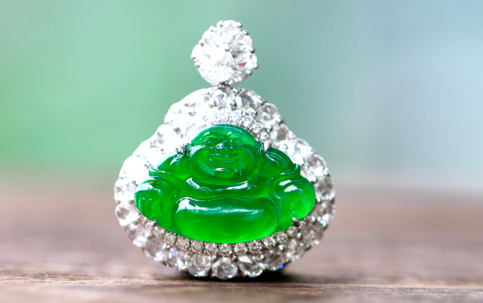 不是所有玉石都叫翡翠,产量极少才为珍贵,踅摸良久,终于拿出压箱底