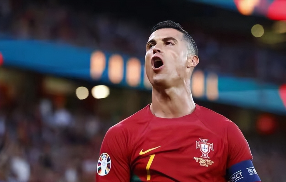 大胆!葡萄牙欧洲杯名单惹争议,c罗被讽靠关系入围,教练难解围