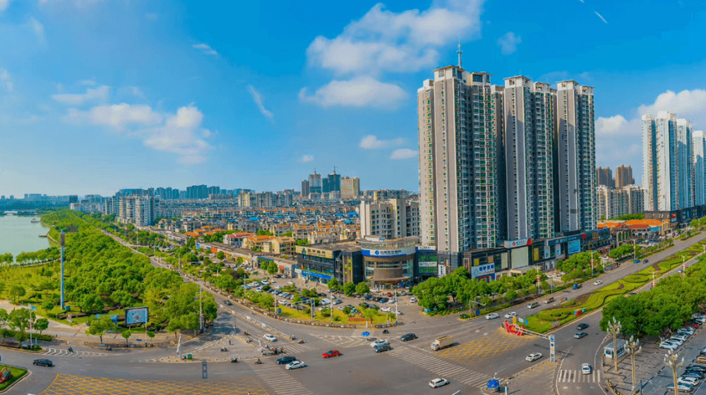 8月16日，据微信公众号“南昌县发布”消息，近日，江西省南昌市南昌县人民政府办公室公布《关于推动我县房地产市场平稳健康发展若干措施》的通知。在优化购房政策，满足市场需求方面，通知提到，支持新引进人才购房，对来南昌县工作并在县缴纳社保的全日制博士、全日制硕士及高级技师（机关事业单位在编人员除外）在县首次购买商品住房的，分别给予每人一次性购房补贴10万元、6万元，申领购房补贴须在县缴纳社保满12个月。