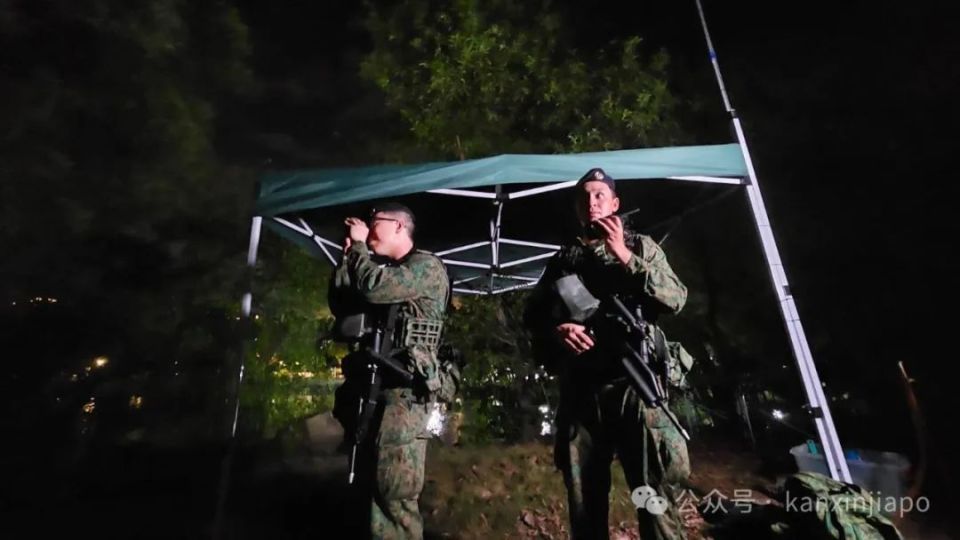 青年深夜砍人夺枪交火,警察2死1伤,7人被拘,1人为新加坡籍!