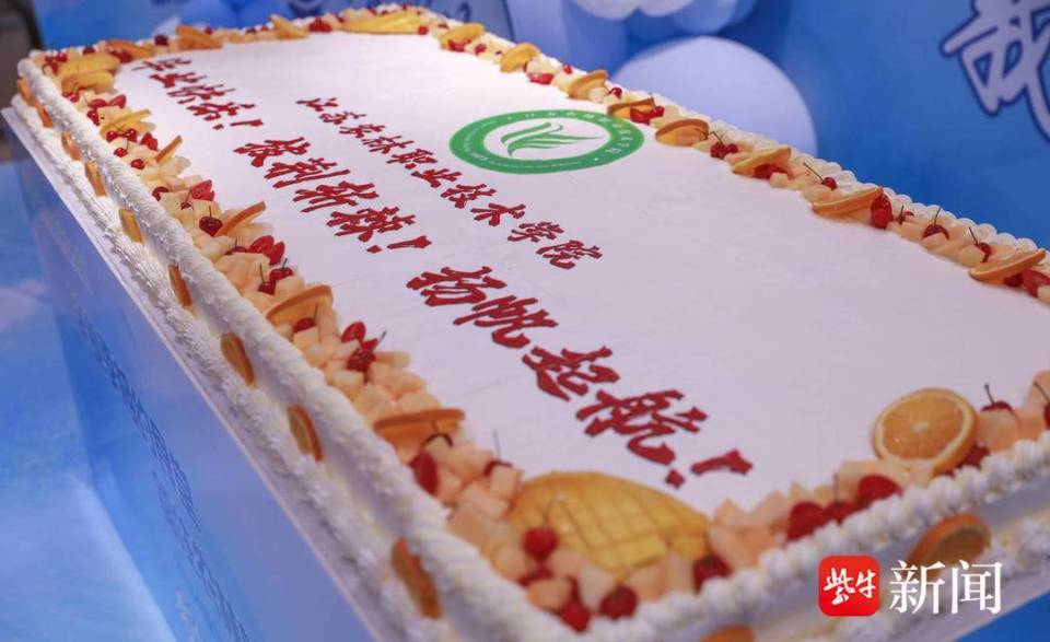 "食堂制作了超大"毕业蛋糕"