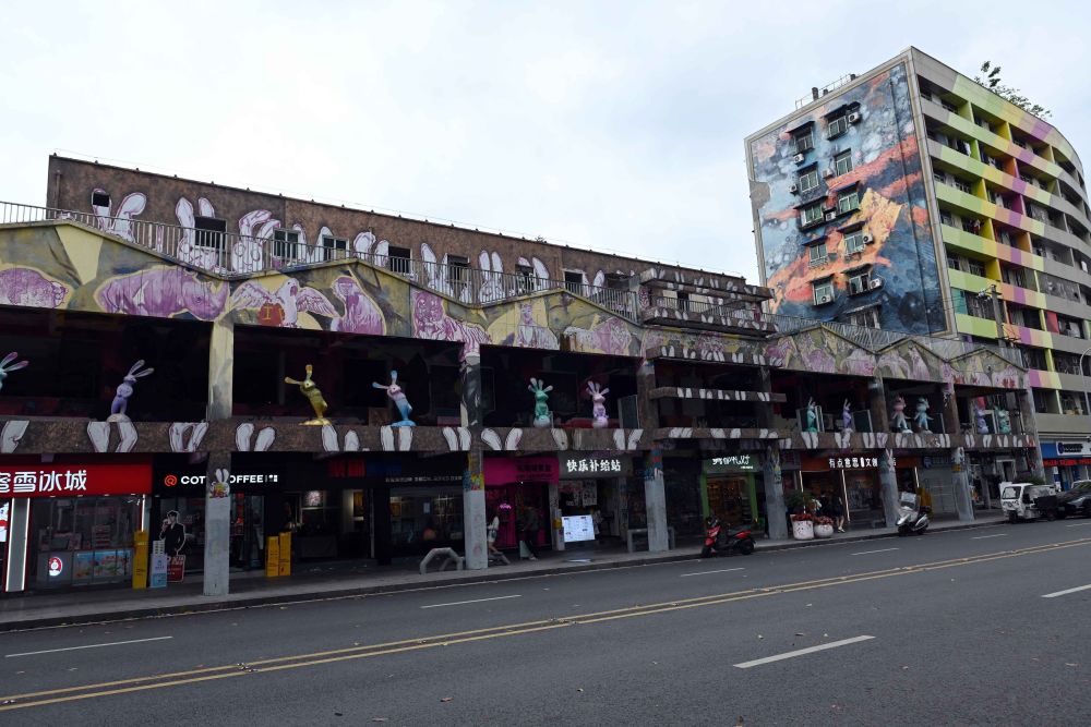 重庆九龙坡区黄桷坪涂鸦艺术街让人流连忘返
