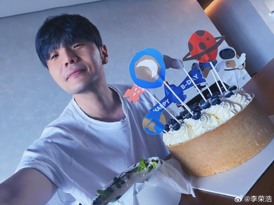 李荣浩晒38岁庆生照杨丞琳卡点送祝福