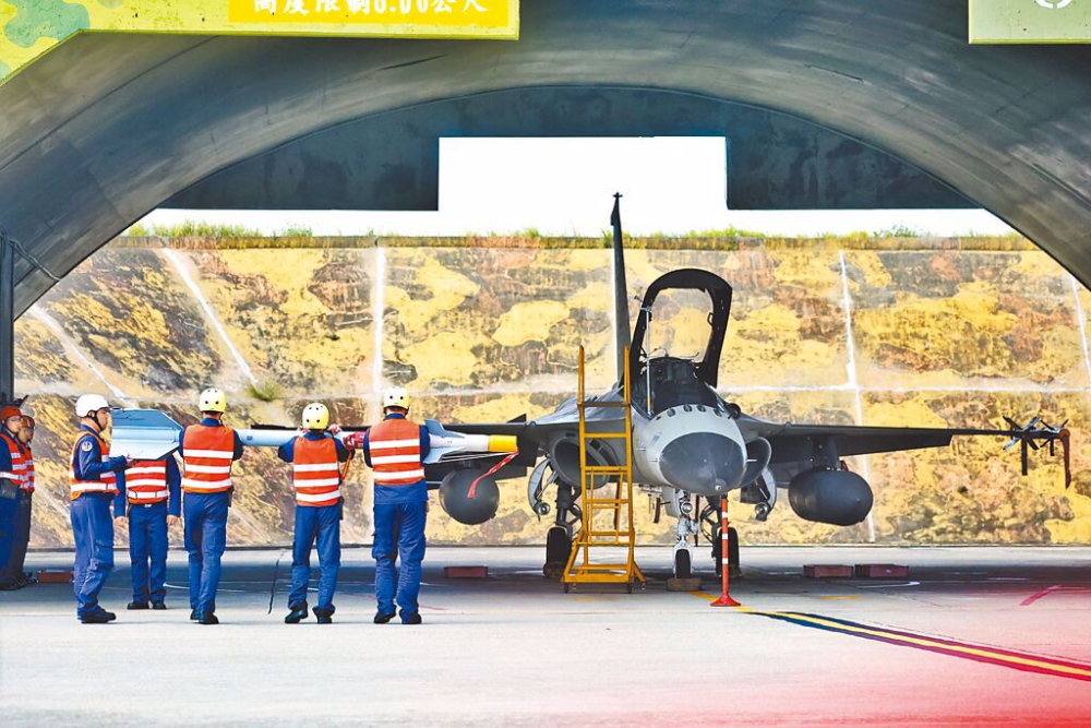 爱奇艺号：香港香港免费资料大全-台媒：台空军基地一女士官长遭战机发动机吸入身亡，原因曝光