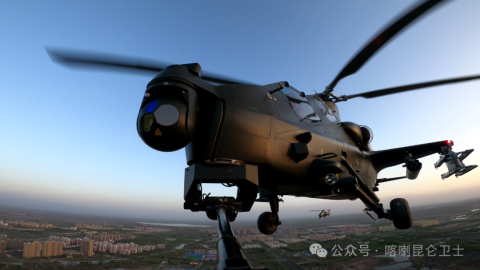 组成的混编机群在目标空域数架由武装直升机和运输直升机"战鹰"列阵