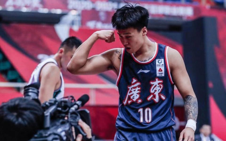 他不仅入选了全明星,还入选国内球员第二阵容,那时的他已经成为广东队