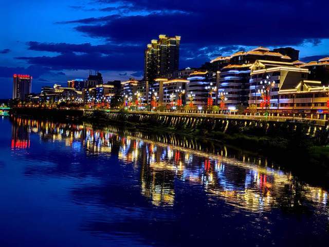 暴雨前夜网友实拍广元东坝夜景这是我见过的最美的夜景