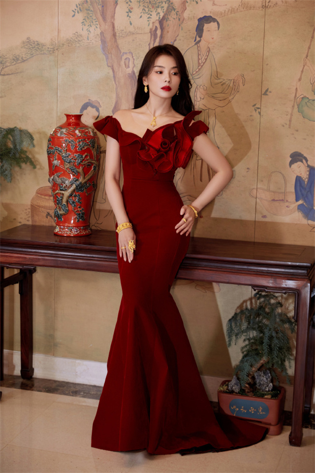 刘涛红裙秀出完美曲线