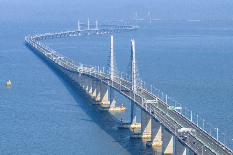 随着港珠澳大桥的投入使用,粤港澳大湾区运输通道越来越畅通.