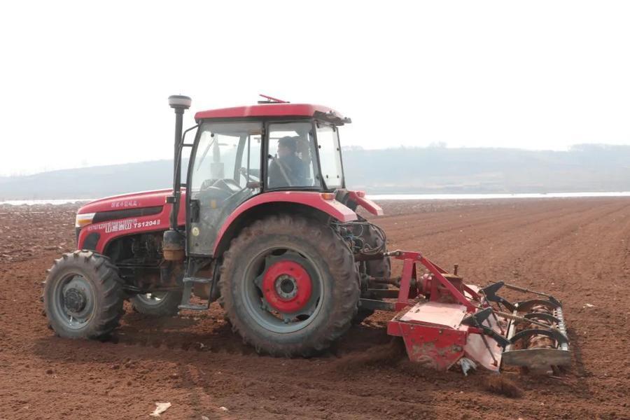 潍坊诸城千亩产业园春耕加速,现代化农机显身手