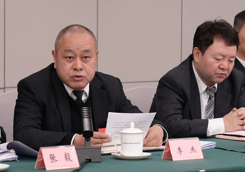 省人大代表,资阳市政府秘书长李杰.