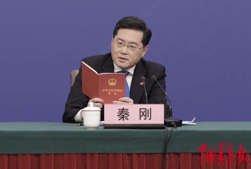 新任外长秦刚亮相两会记者会 手持《宪法》回答台湾问题_腾讯新闻