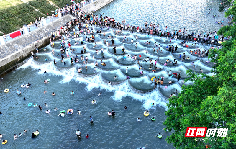 组图 | 苗乡夏日享清凉!麻阳网红 "鱼鳞坝"引客至