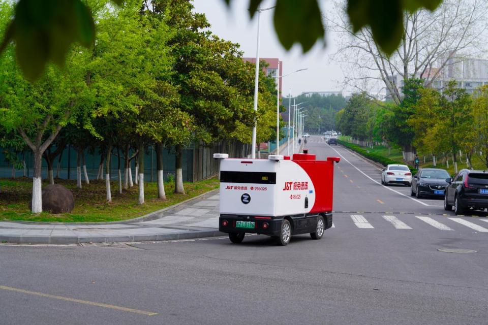 南京首辆极兔无人车正式"上岗" 日送快递2千件