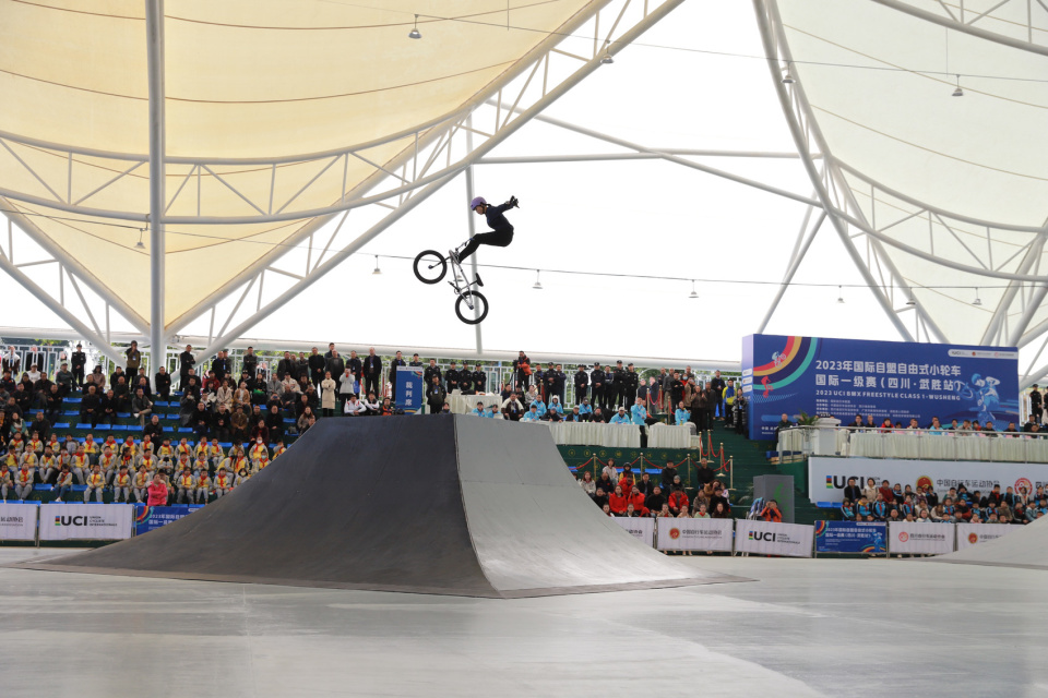 11月16日,2023国际自盟自由式小轮车国际一级赛(四川·武胜站)在武胜