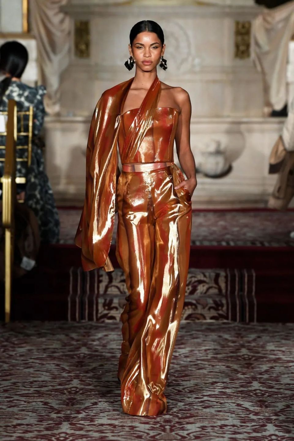 "红毯战袍"生产机,美国著名时装设计选秀节目《天桥骄子》冠军选手