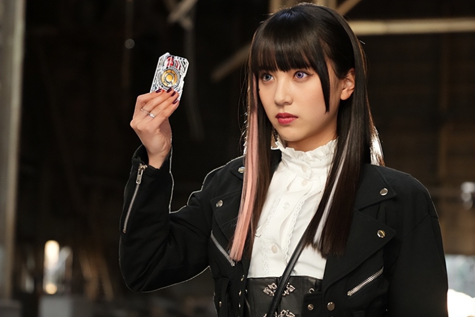 贝洛芭版假面骑士炬目2变身特效 首位拥有两条腰带的女骑士