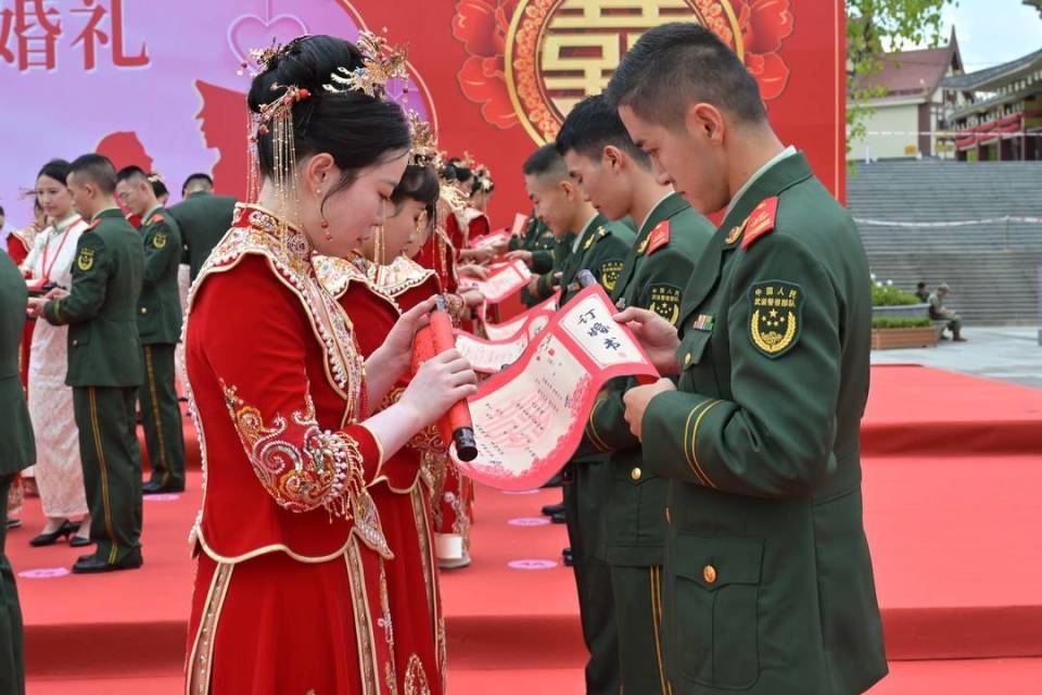 戎装配红装 88对军婚新人在重庆璧山喜结连理