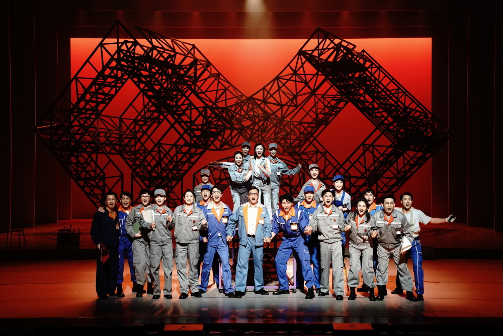 在北京中央歌剧院,演员在全总文工团新创音乐剧《逐梦》中表演(5月30