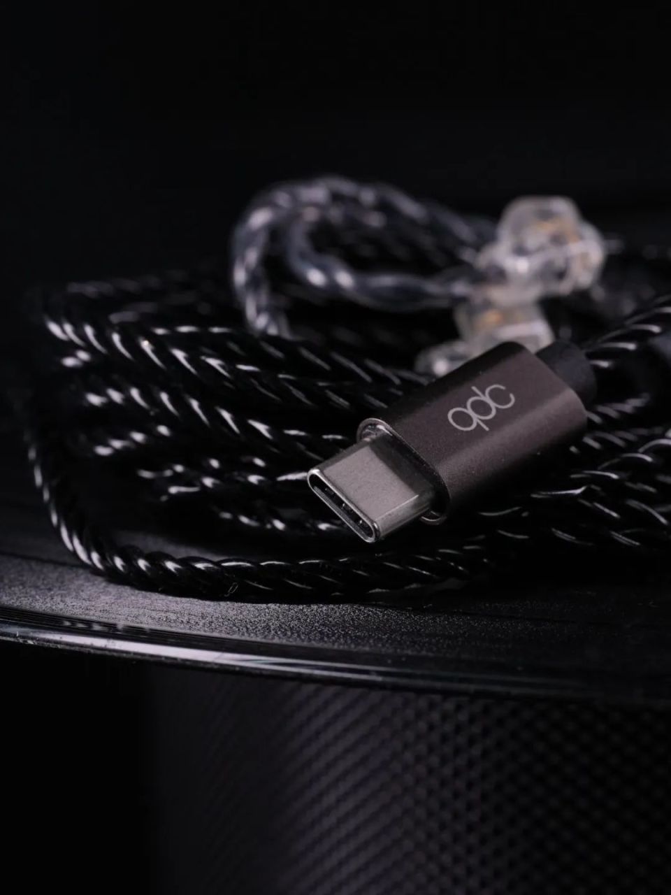 耳机线使用了 4c 镀银铜混材质,接口使用 type c 插头,连接 qdc 耳机