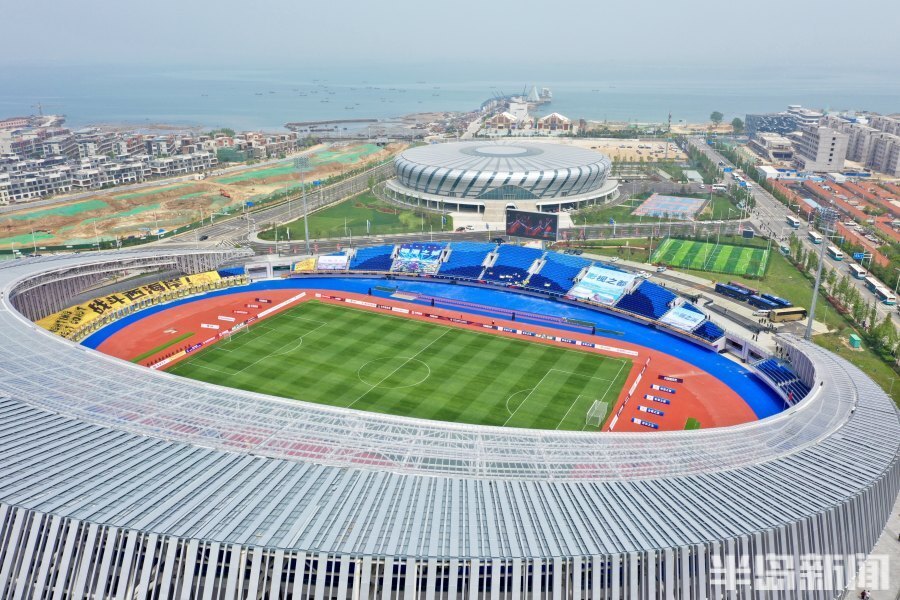 5月10日下午1点30分许,青岛西海岸大学城体育场正式启用,距离体育场不