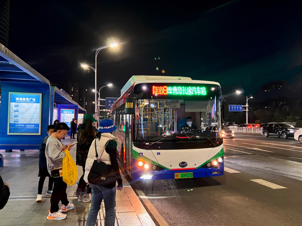 为方便市民游客夜游青岛,温馨巴士31路,675路,隧道8路,青西快线等线路