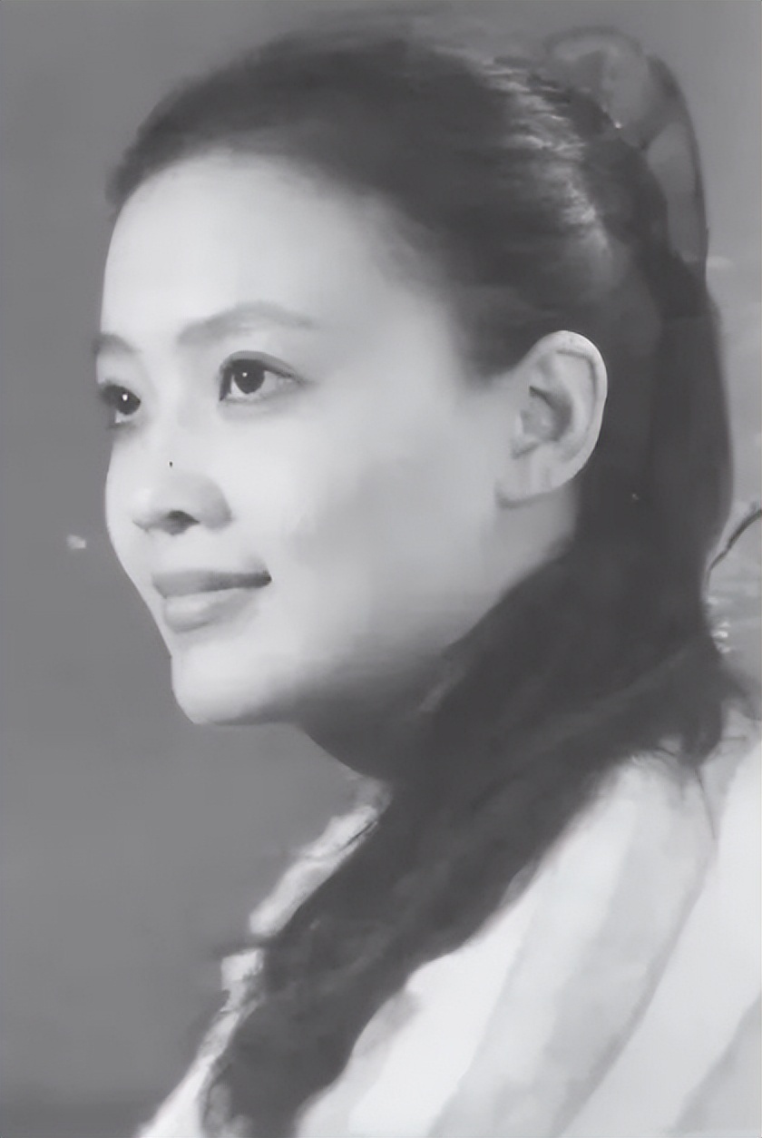 1967年,9岁的她跟随母亲和继父从北京下放到湖北农村,度过了10年光阴