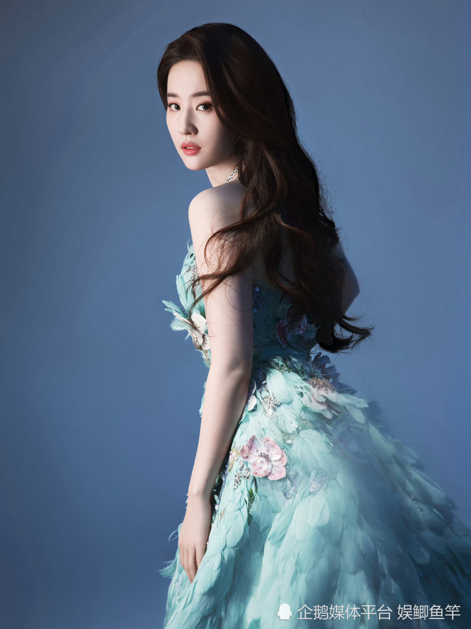 36岁神仙姐姐刘亦菲微博之夜化身孔雀公主惊艳整个内娱