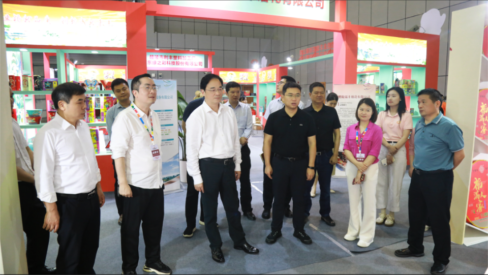 开幕前,王利波现场调研第五届中国烟花爆竹博览会