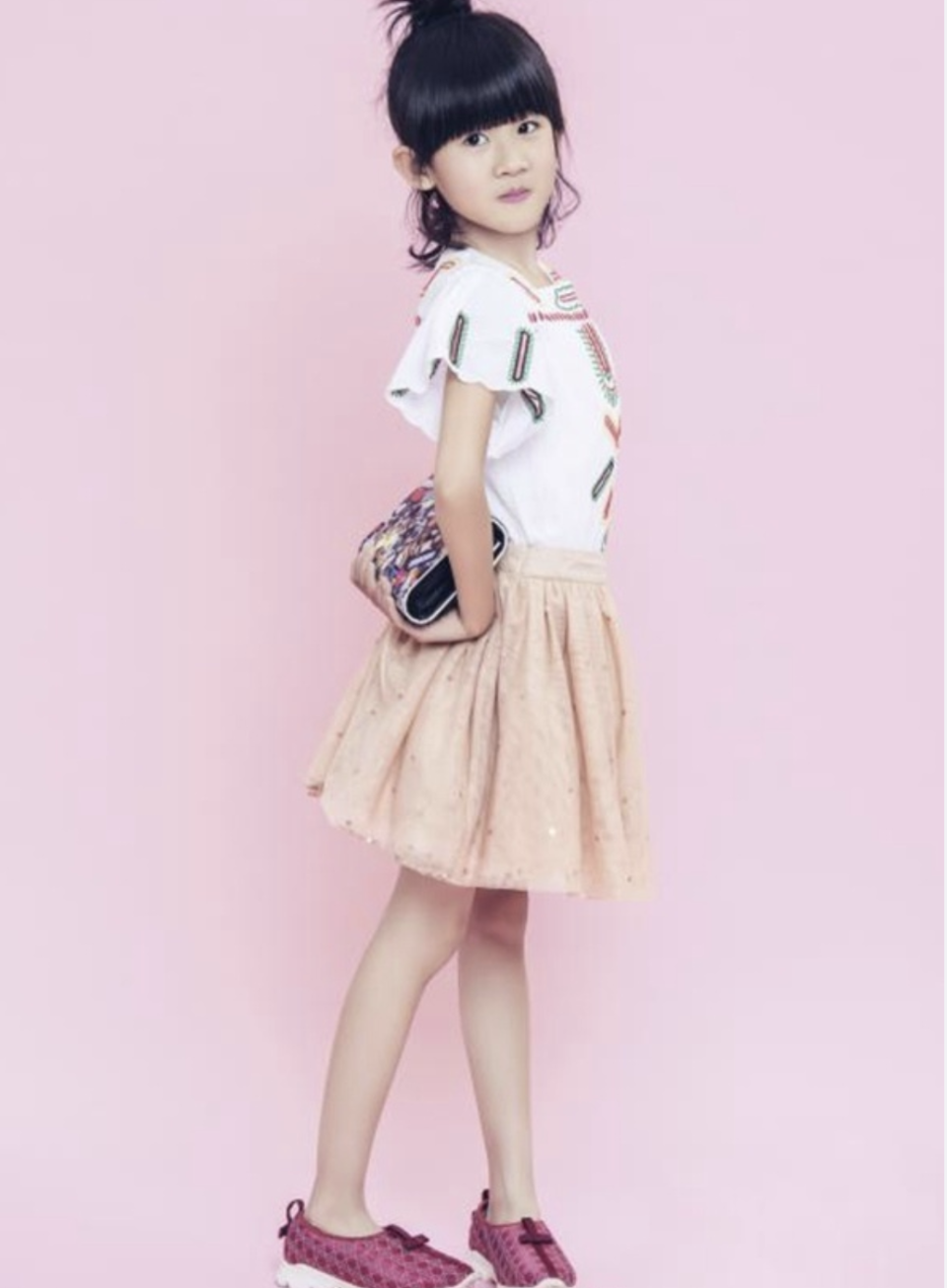 小叶子蓝色的牛仔裤,也是纤细而修长的.