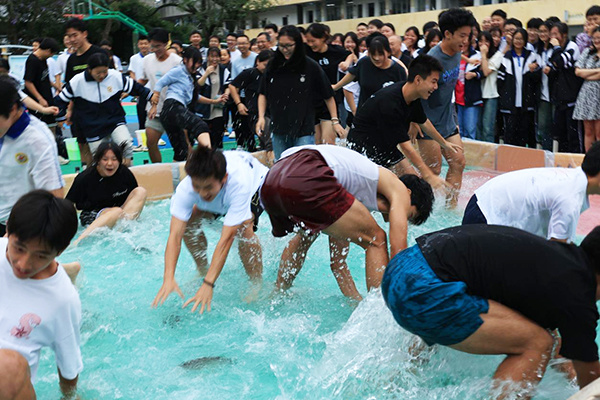 "鱼"悦身心 "鱼"你有约 成都东部新区养马高级中学首届学生摸鱼节
