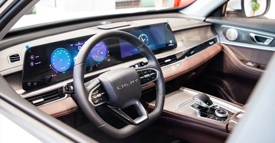 来到车内,瑞虎8 plus冠军版展现出了较为浓厚的豪华商务气息,整车内饰