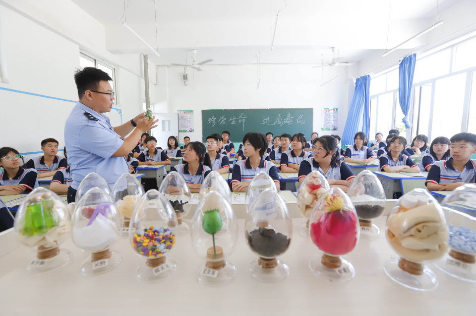 6月25日,民警在河北省秦皇岛市卢龙县卢龙镇中学为学生讲解毒品危 ..