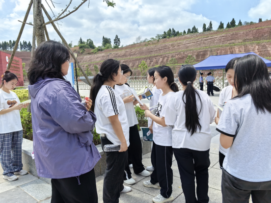 南充五中青龙山校区考点为考试做最后的冲刺同学们拿出随身携带的备考