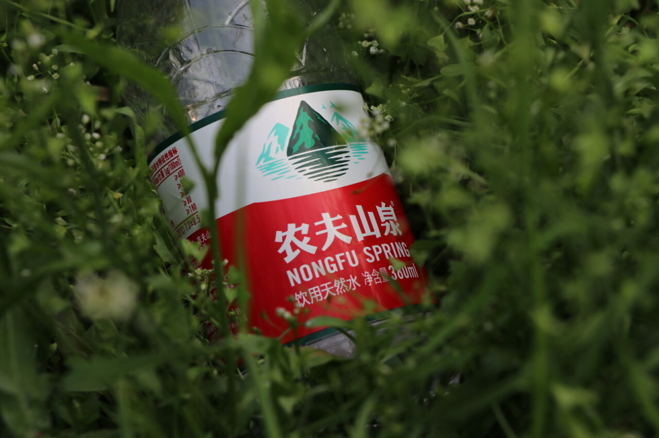 围剿"孤狼":农夫山泉跌入舆论漩涡,饮用水江湖风云再起_腾讯新闻