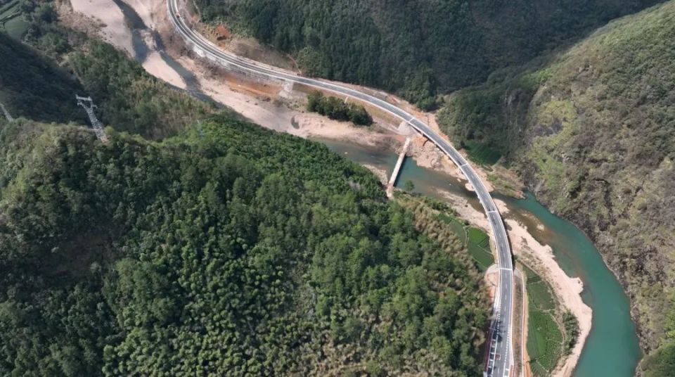 考虑到山间施工河道容易涨水,在2021年到2022年的雨季来临前,项目抢抓