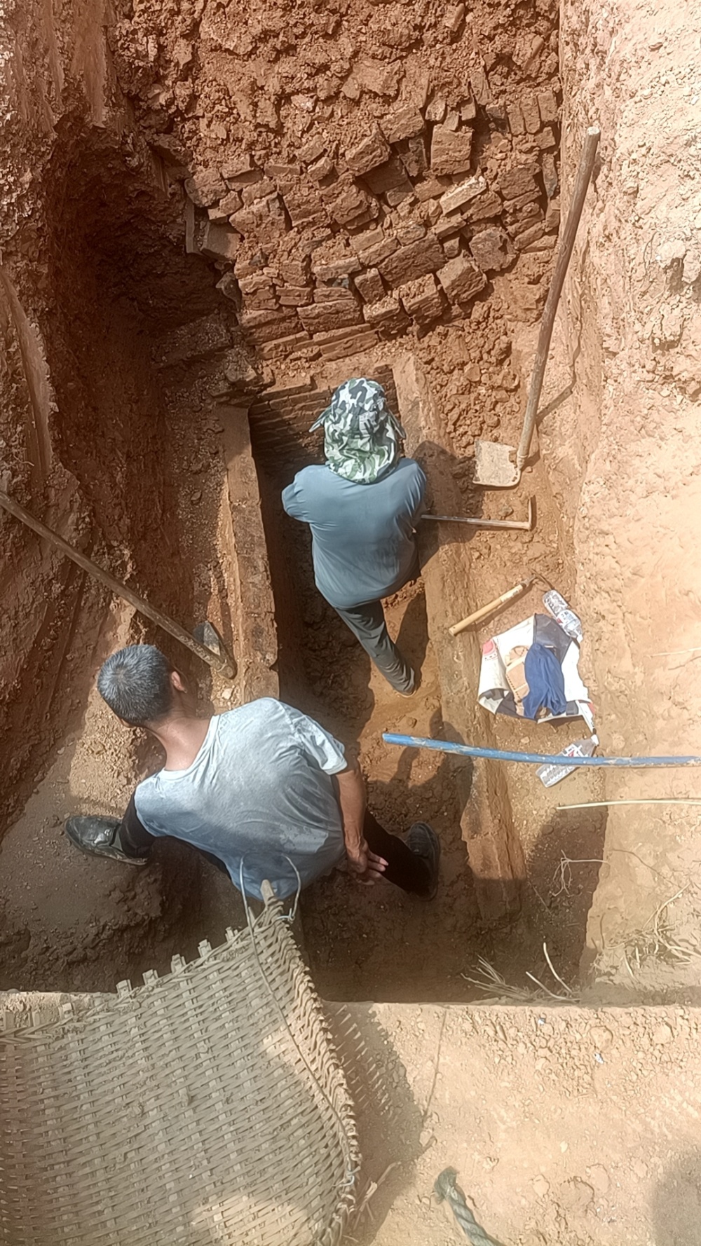 益阳桃江村民疑挖出宋代古墓,当地:初步判断是宋代的,还在挖