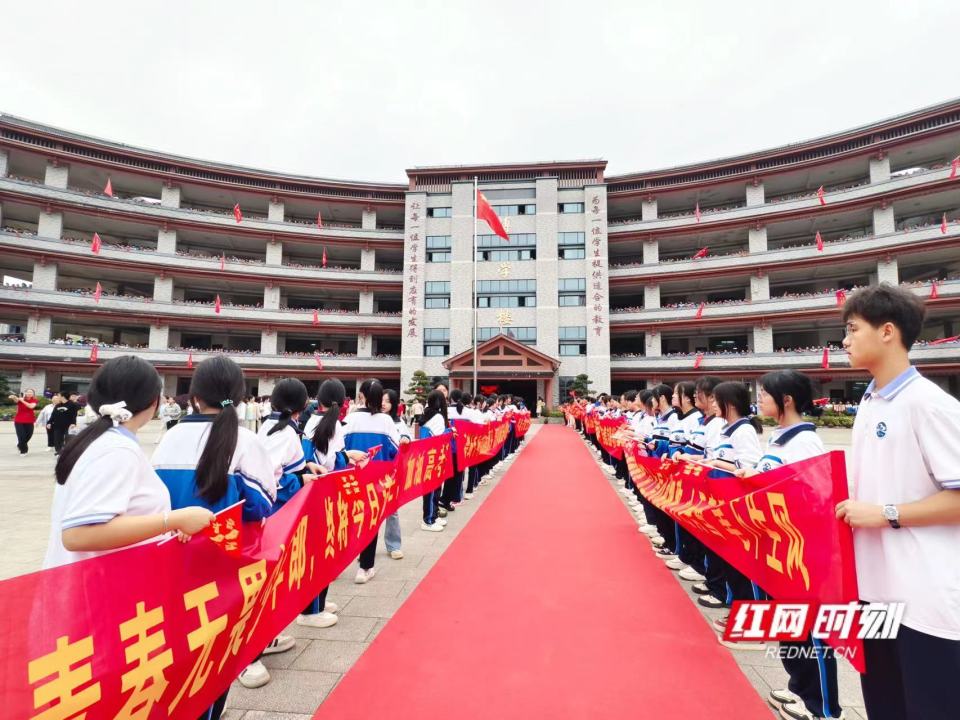 其中,怀化城区有怀化三中,怀铁一中,湖天中学,清华实验学校,怀化一中5